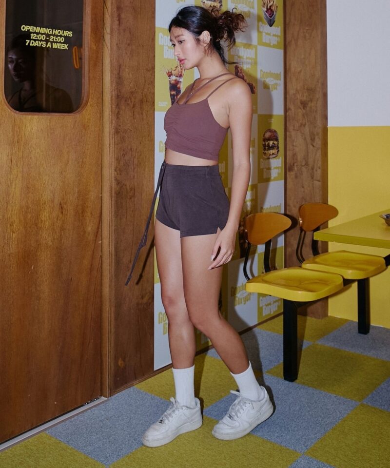 美式辣妹｜高腰抽繩開衩短褲-深棕：圖片 3