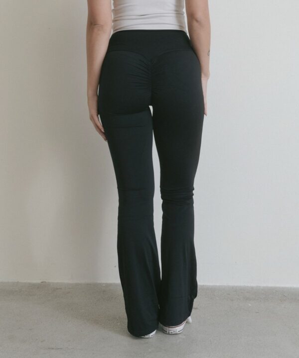 蜜桃臀|裸感舒適喇叭長褲-黑