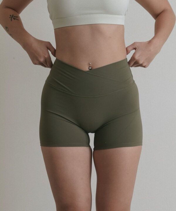 新版|前交叉腰瘦翹臀三分短褲-柔霧灰綠